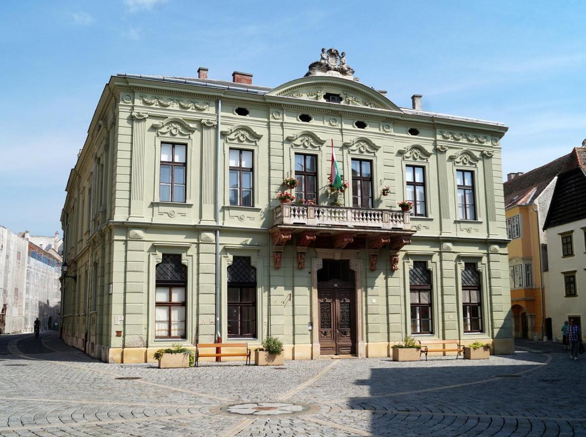 Belvarosi Erdesz-Lak Sopron Luaran gambar